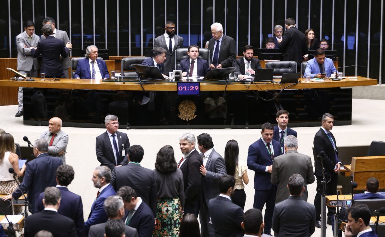 Câmara dos Deputados pode analisar projeto que eleva multas por adulteração de combustíveis