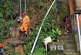 Deslizamento de terra no bairro Santa Cecília interdita casa e desaloja casal de idosos