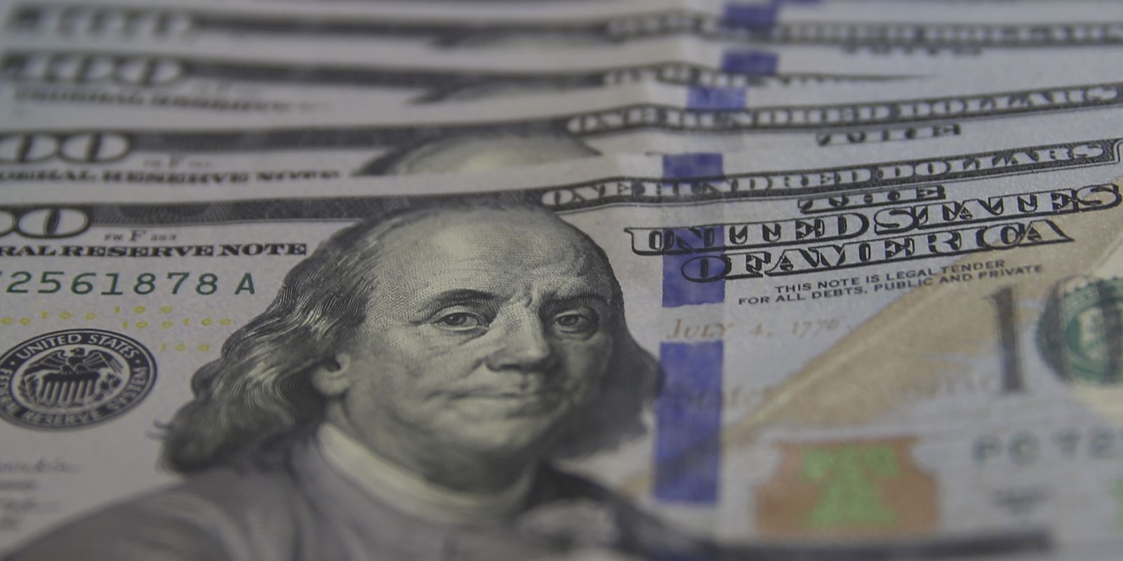 Dólar encerra o dia a R$ 5,16, marcando o menor patamar em 20 meses