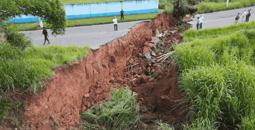 Erosão interdita trecho da Avenida Garcia Rodrigues Paes após chuva intensa em Juiz de Fora