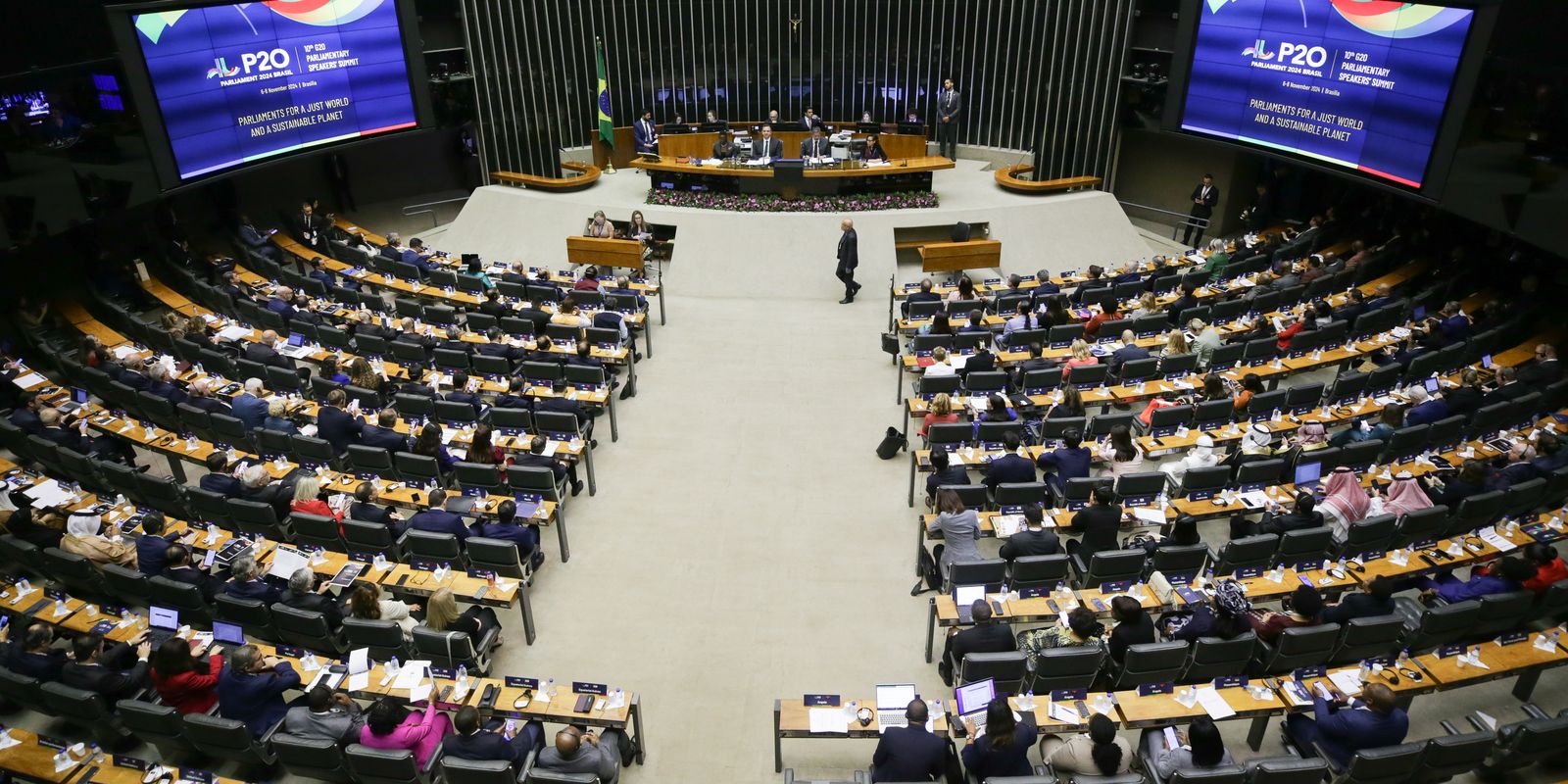 Fachin defende independência dos Poderes na abertura do ano Legislativo