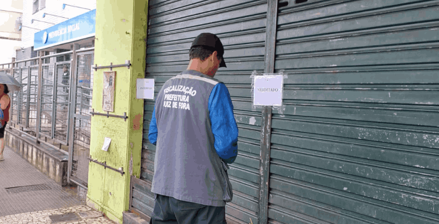 Fiscalização interdita mercado no Centro de Juiz de Fora por ocupação irregular de calçadas