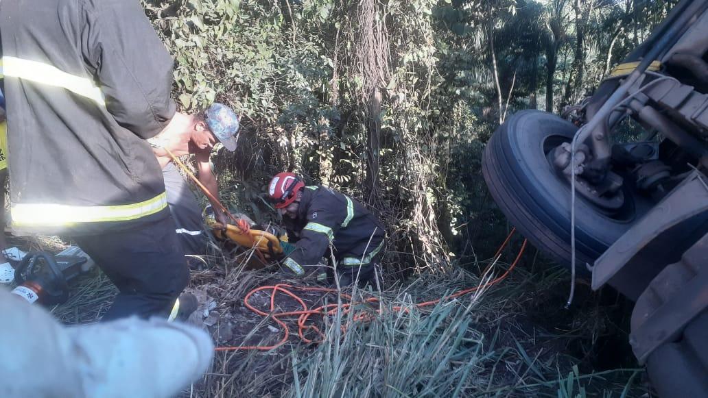 Funcionário da Tora morre e outro fica ferido em colisão envolvendo três veículos em Congonhas