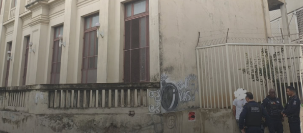 GCM prende homem flagrado pichando a fachada da Escola Normal no Centro de Juiz de Fora