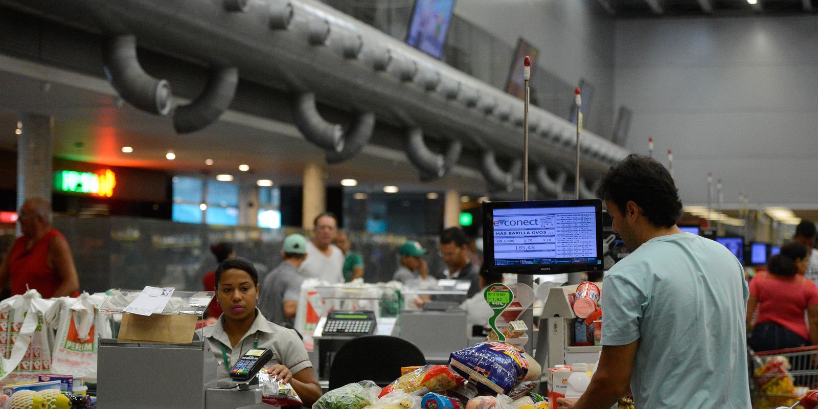 Governo prorroga por 90 dias norma sobre trabalho em feriados para o comércio