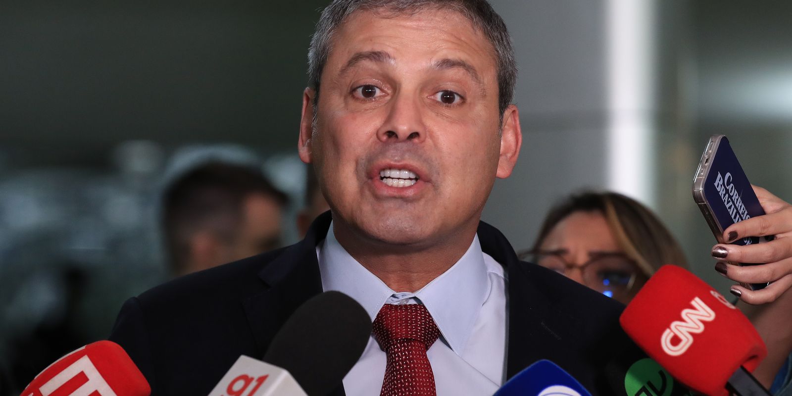 Governo planeja enviar proposta para eliminar escala 6x1, afirma líder