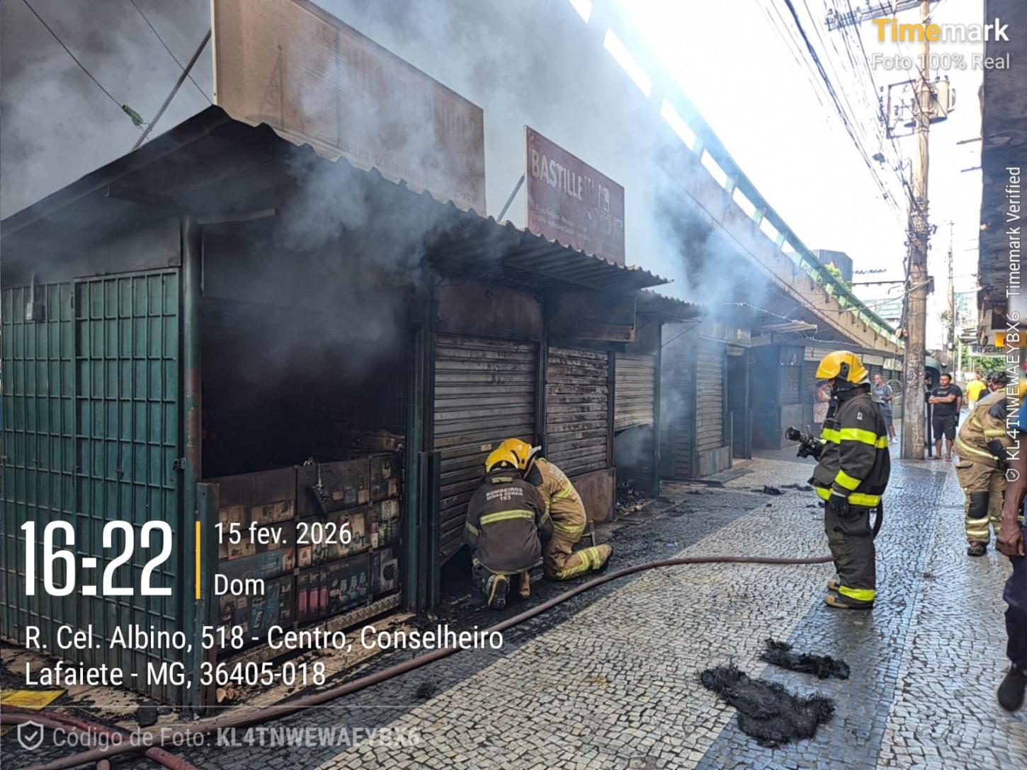 Incêndio destrói oito barracas de camelô sob viaduto em Conselheiro Lafaiete