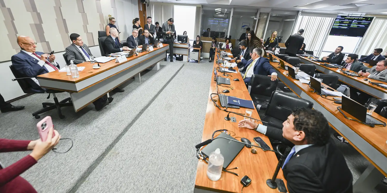 Ministro André Mendonça desobriga irmãos de Dias Toffoli de depor em CPI