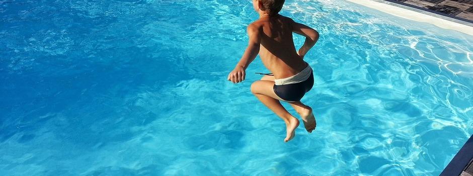 Mergulho em águas rasas é principal causa de lesões irreversíveis na coluna durante o lazer