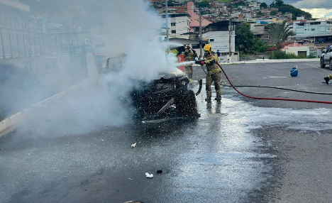 Motorista tem 50% do corpo queimado após acender cigarro ao lado de botijão de gás dentro de carro em Ubá