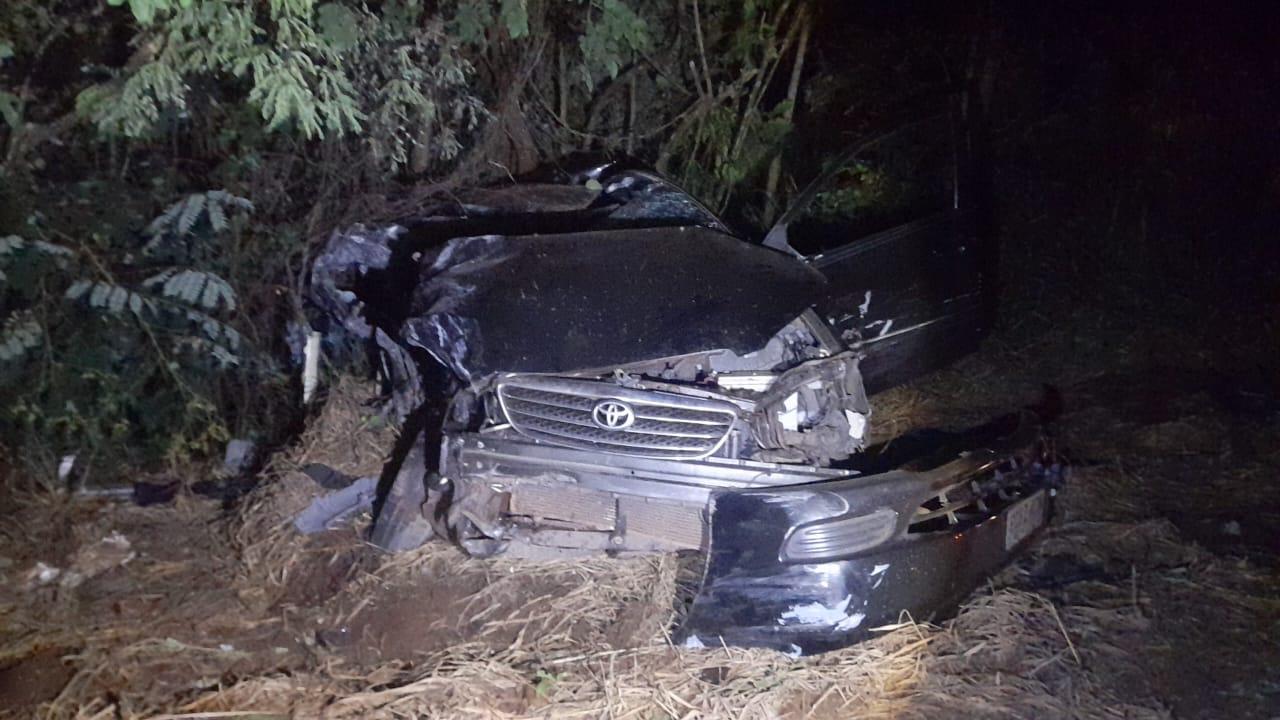 Mulher morre e motorista fica ferido em colisão frontal envolvendo três veículos em Lagoa Dourada