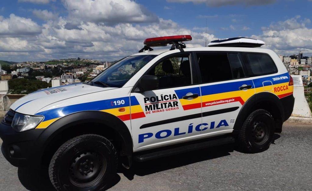 Pai, filho e nora são presos por tráfico em Barbacena; PM encontrou mais de R$ 9 mil escondidos no congelador