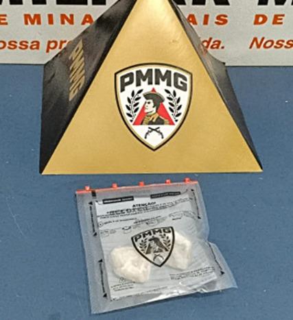 Polícia Militar apreende adolescente com crack e captura foragido da justiça na região