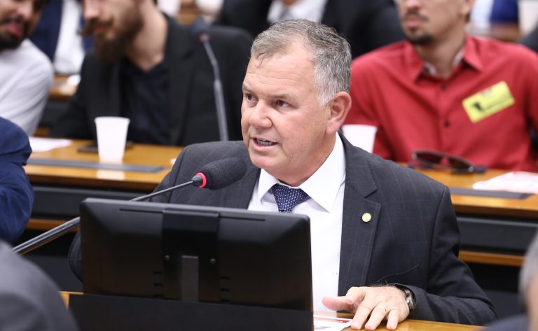 Câmara analisa projeto para oferecer até 200 kWh de energia solar gratuita a famílias de baixa renda