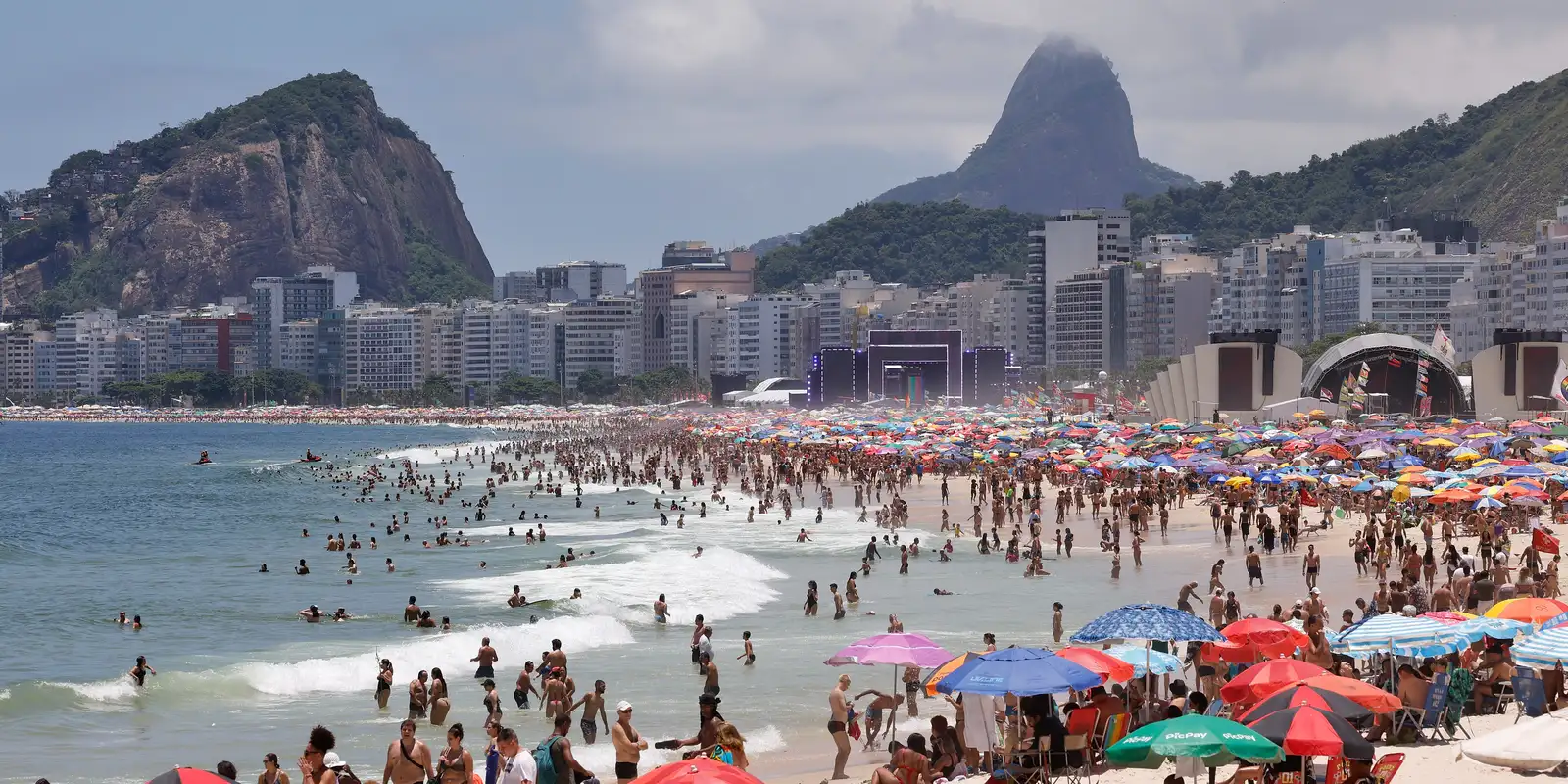 Mais de mil resgates no mar do Rio de Janeiro; confira as orientações de segurança