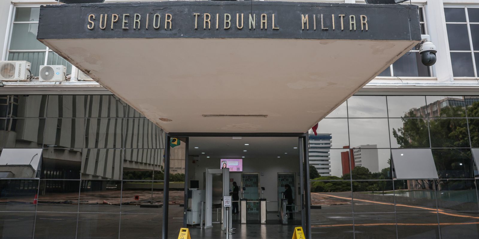 Pedido de perda de patente de Bolsonaro e outros militares avança no STM