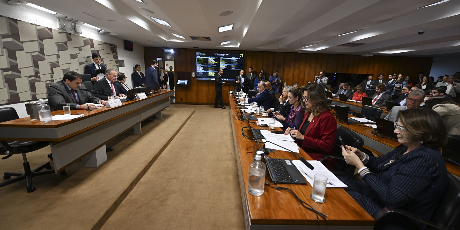 Senadores questionam CVM sobre alegada inação no escândalo do Banco Master