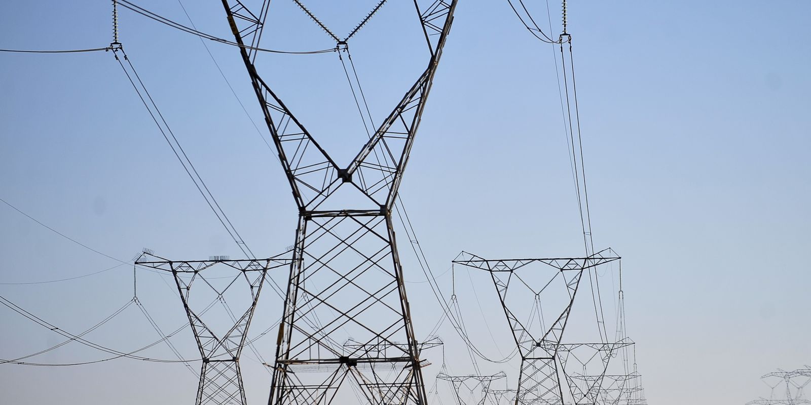 Aneel realiza leilão de cinco lotes para transmissão de energia