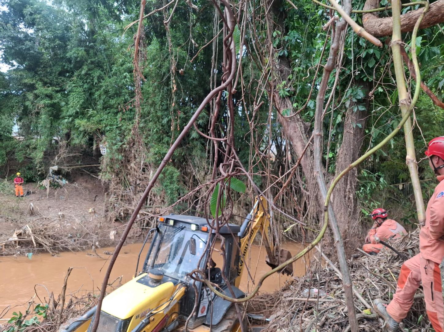 Bombeiros intensificam buscas por vítima desaparecida após temporais em Ubá