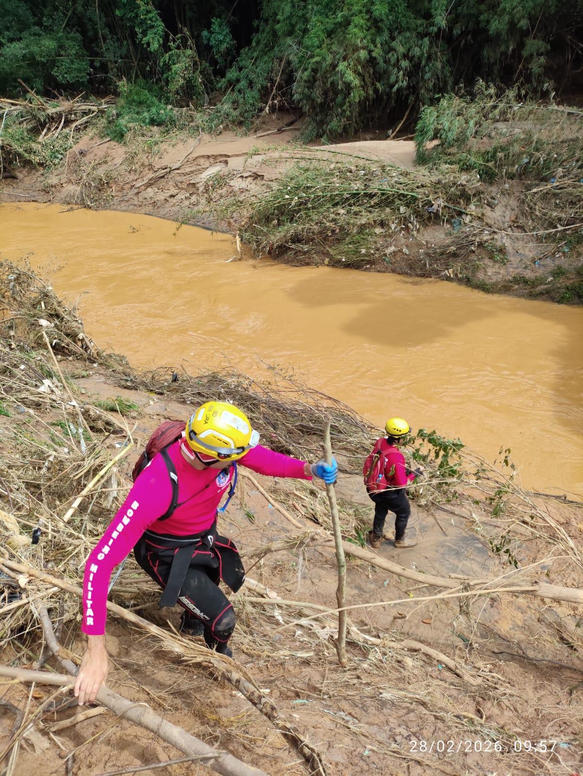 Bombeiros mobilizam 56 militares e cães em busca de desaparecido em Ubá