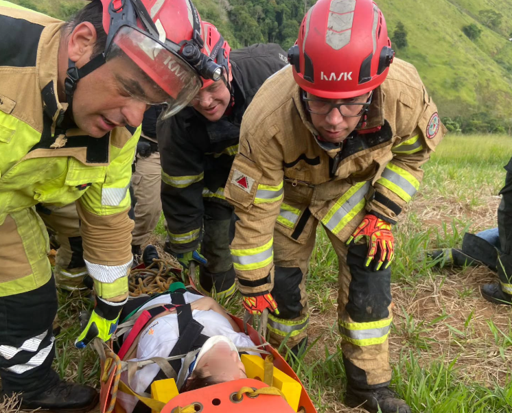 Bombeiros resgatam mulher após carro cair em área de difícil acesso em Ubá