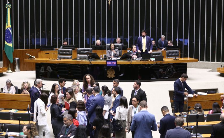 Câmara aprova levantamento de dados sobre o impacto da crise climática em mulheres e meninas