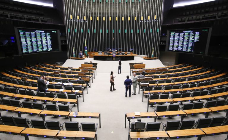 Câmara dos Deputados aprova regime de urgência para cinco propostas