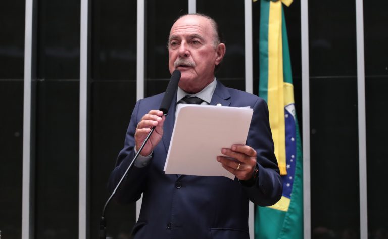 Deputados aprovam normas para farmácias em supermercados