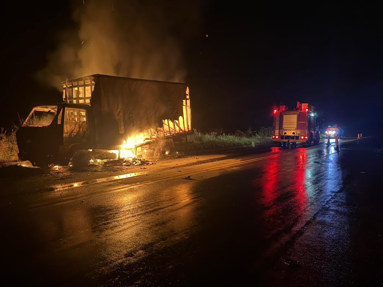 Caminhão pega fogo e é destruído na LMG-3085, entre Juiz de Fora e Coronel Pacheco