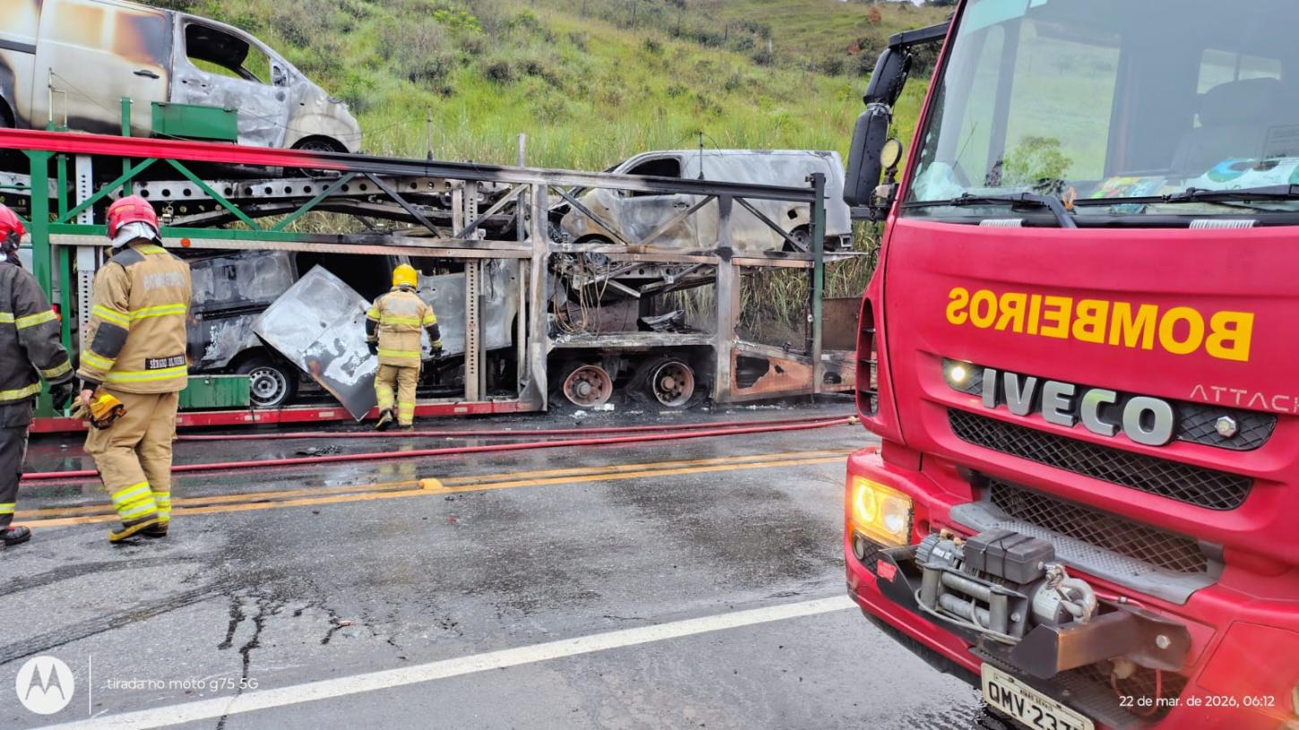 Carreta cegonheira pega fogo na BR-040 e destrói veículos