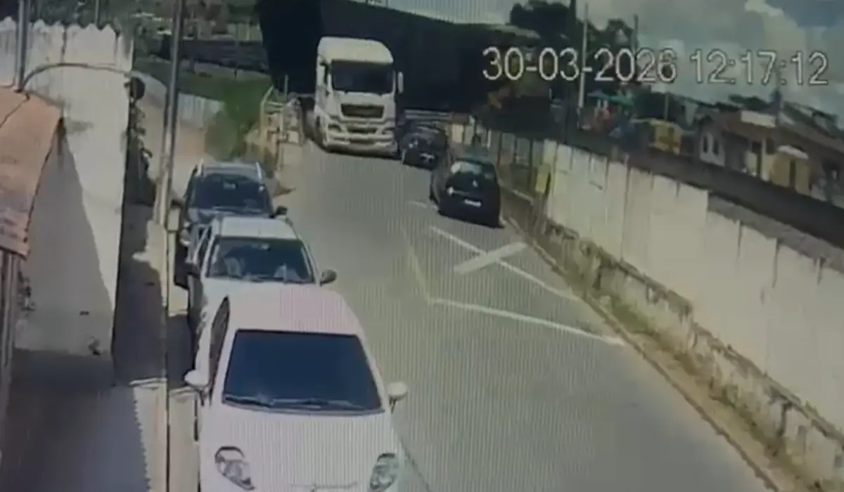 Carreta é atingida por trem e causa acidente com quatro veículos em Carandaí
