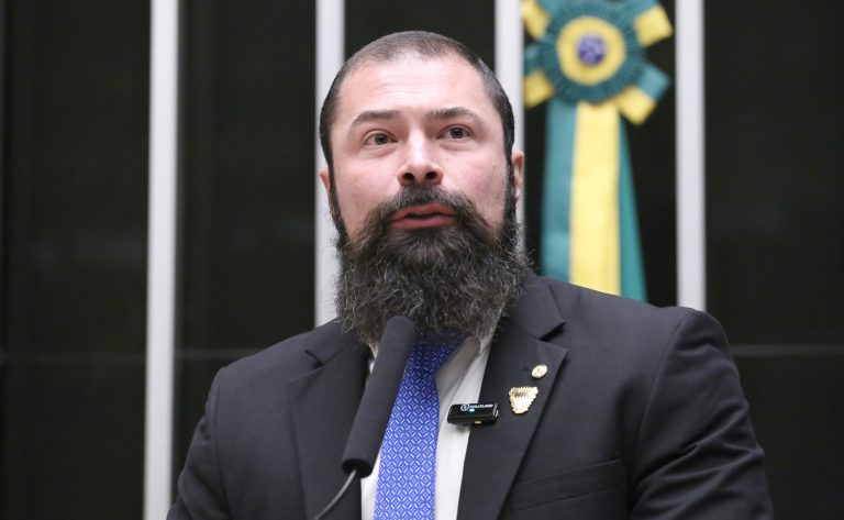 Comissão aprova porte de arma para vigilantes fora do serviço
