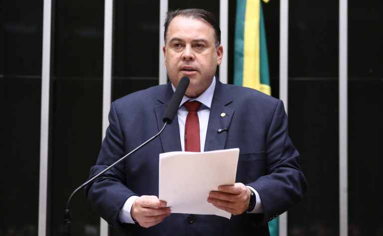 Comissão aprova projeto para advertir sobre uso excessivo de celulares
