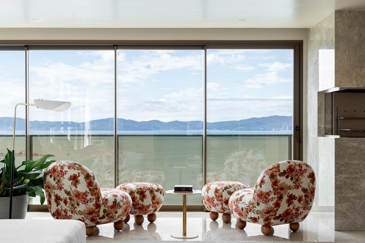 Conheça a penthouse de 400 m² com mobiliário assinado e atmosfera de castelo contemporâneo