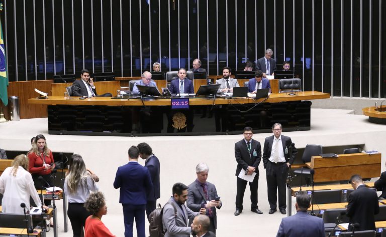Deputados podem votar projeto que visa incluir violência contra filhos como forma de agressão à mulher