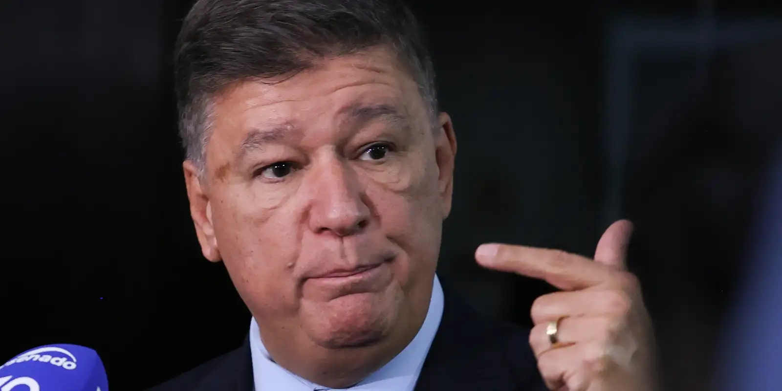 Ministro Dino estabelece prazo para senador Viana esclarecer emendas à Lagoinha