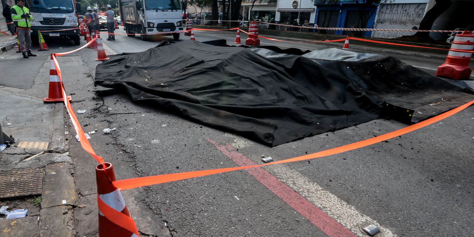 Grande buraco surge na rua da Consolação após explosão em São Paulo