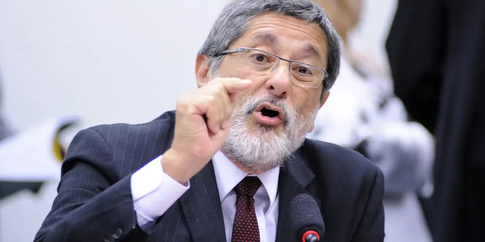 Conflito no Irã evidencia fragilidade energética do Brasil, avalia ex-presidente da Petrobras