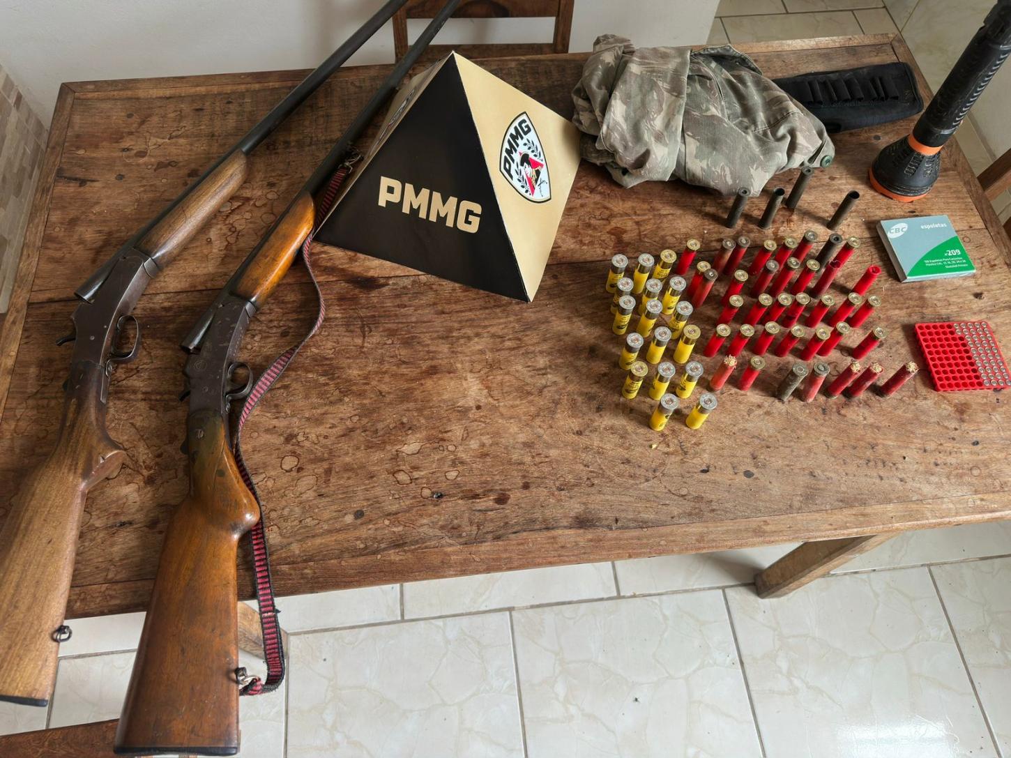 Homem é preso por posse ilegal de arma e suspeita de caça irregular em Ibitipoca