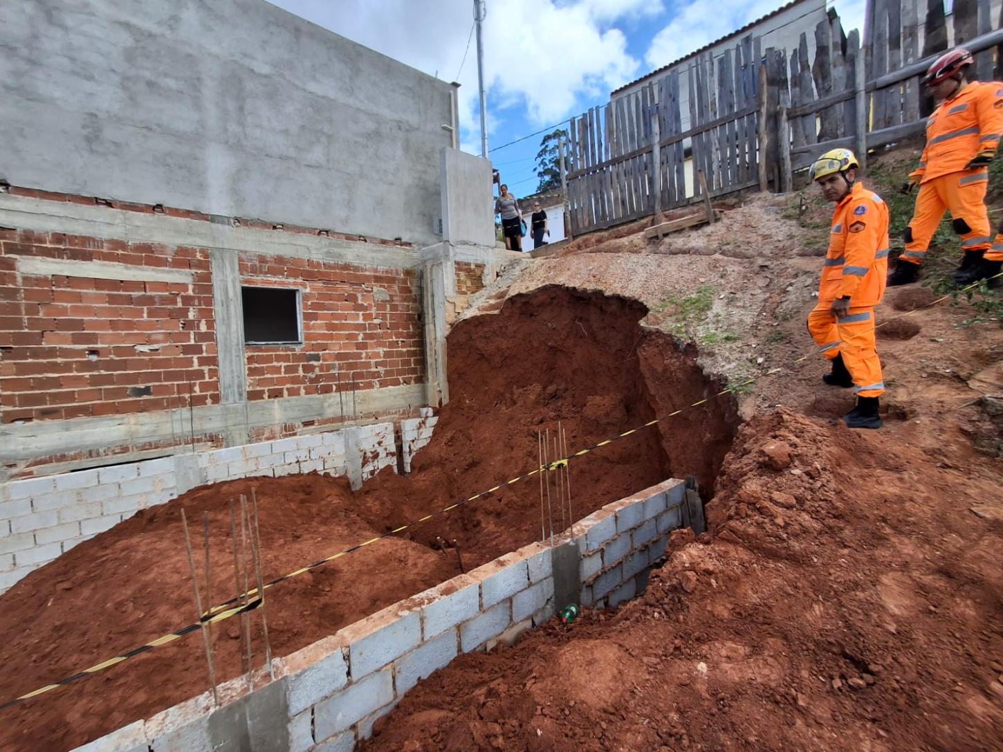 Homem morre após ser soterrado durante escavação em obra na Zona da Mata