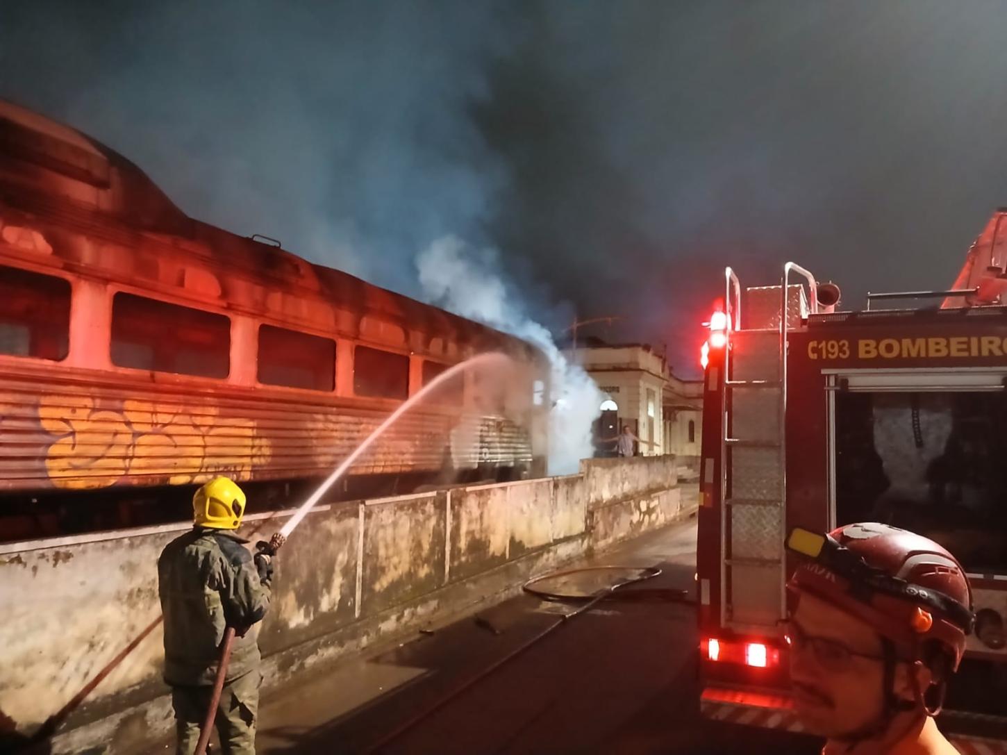 Incêndio atinge vagão abandonado na antiga estação Mariano Procópio