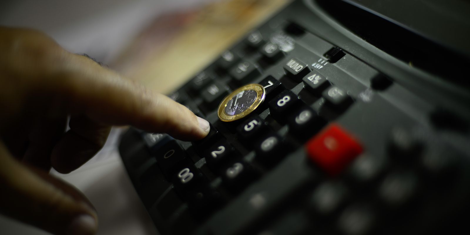 Inflação oficial desacelera para 3,81% em 12 meses, com alta de 0,7% em fevereiro