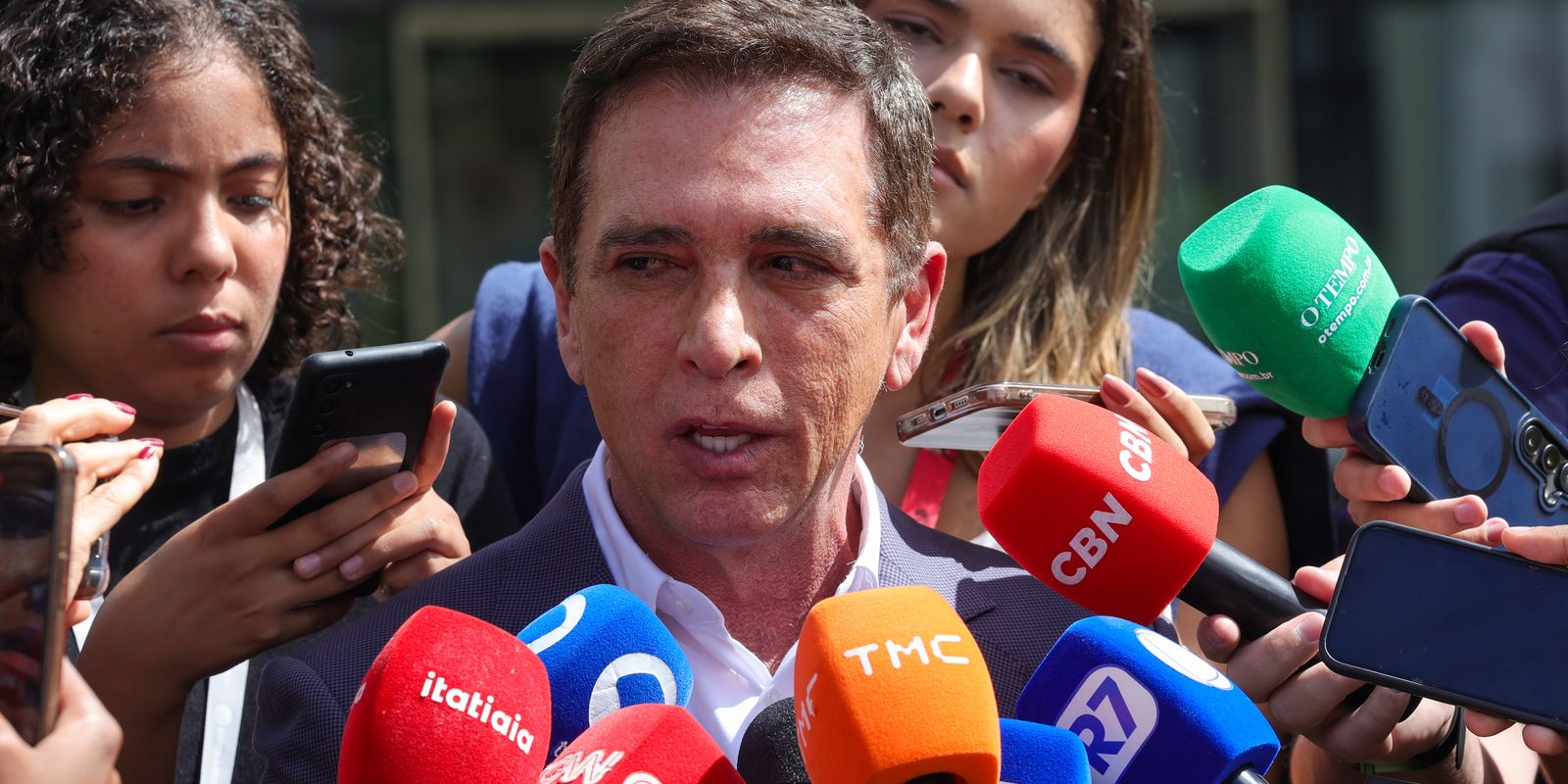 Jair Bolsonaro recebe alta hospitalar e retorna à residência