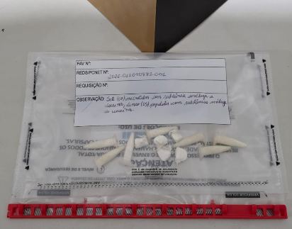 Jovem é preso com cocaína após denúncia de tráfico em Santa Rita do Ibitipoca