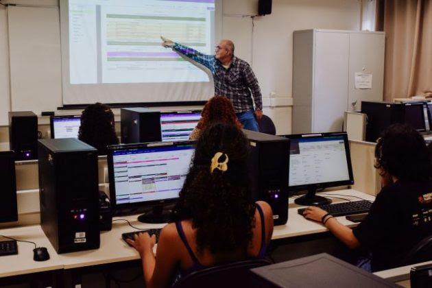 Ministro da Educação visita UFJF e curso de Cinema recebe software padrão de Hollywood