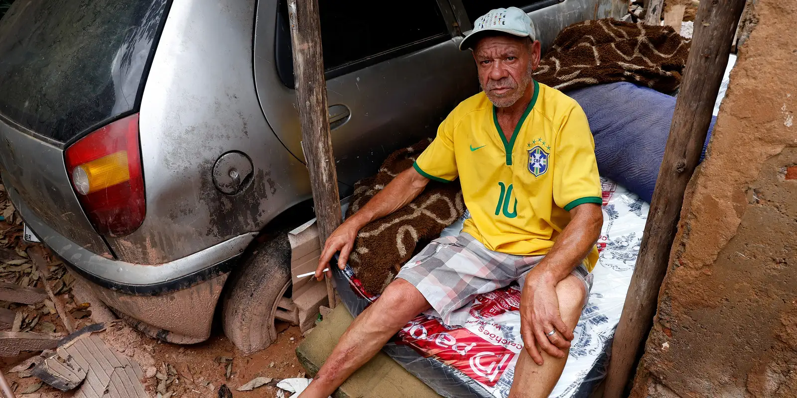 Morador de Juiz de Fora persiste em meio a escombros após desastre de lama