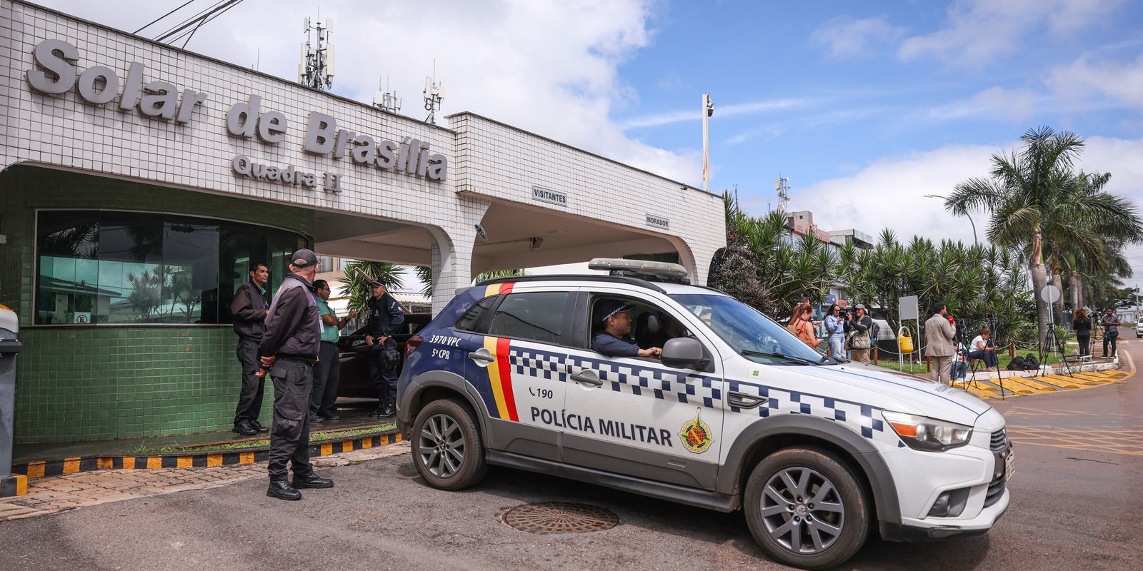 Moraes rejeita livre acesso de filhos de Bolsonaro à prisão domiciliar