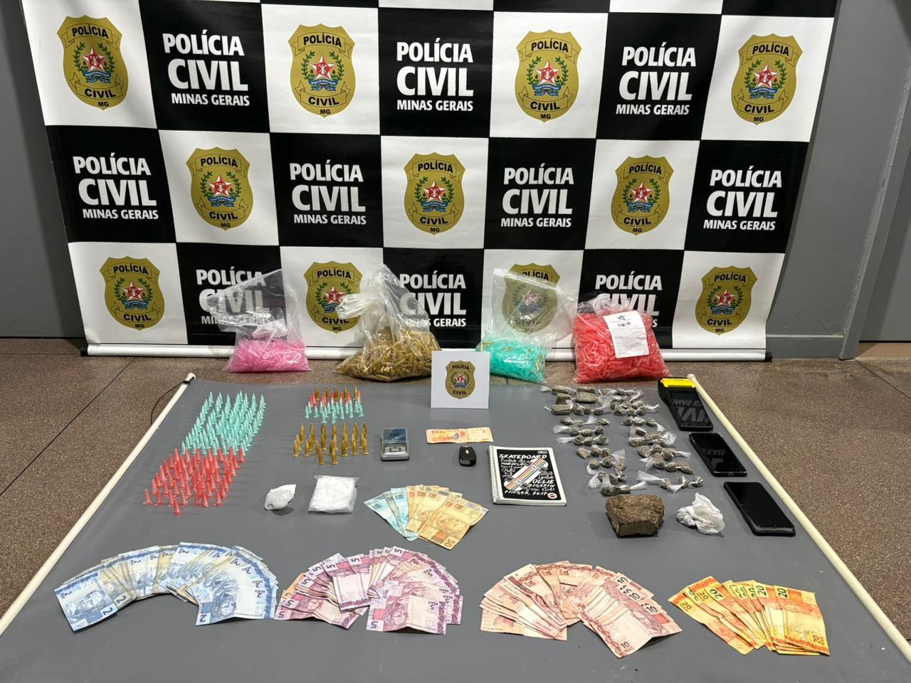 PCMG fecha ponto de drogas em bar e prende dois em Lafaiete