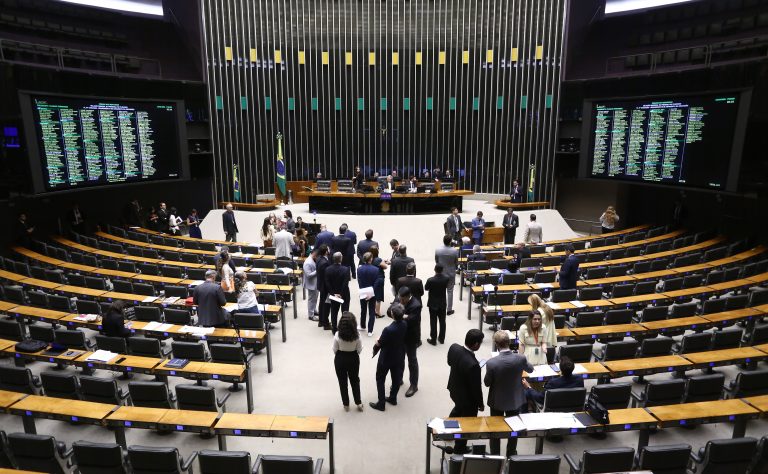 Câmara dos Deputados analisará recomposição salarial para forças de segurança do Distrito Federal e normas para transferência de veículos