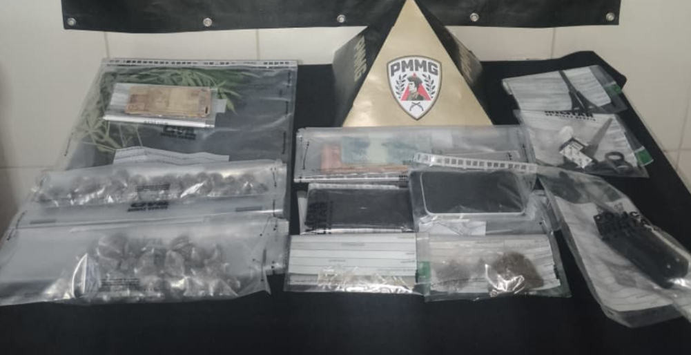 Polícia Militar cumpre mandados e prende quatro homens por tráfico de drogas